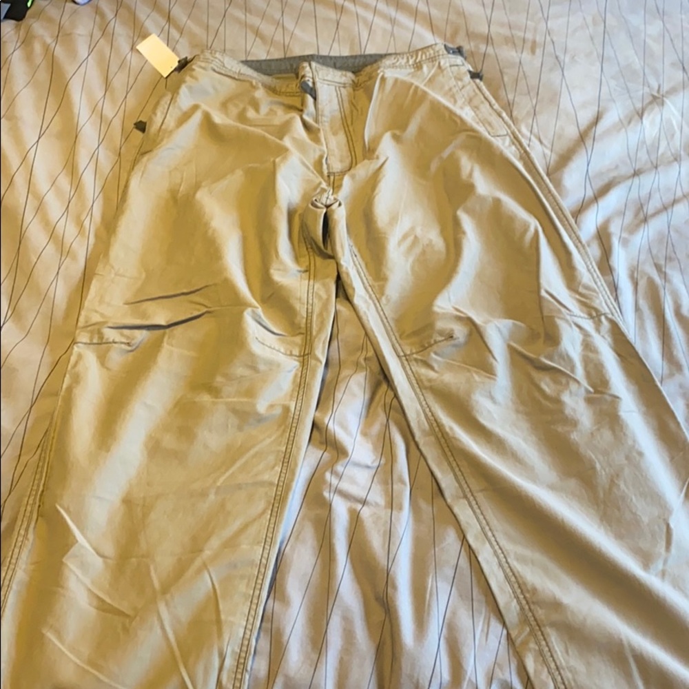 New with tags men's large gap pants tan